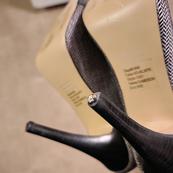 Bakers Cameron Black/White Heels 90B (left shoe need heel cover replaced) - Picture 9 of 11